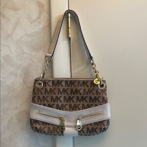Michael Kors Jet Set Signature Canvas, a real Trim & Gold Hardware, like new!!